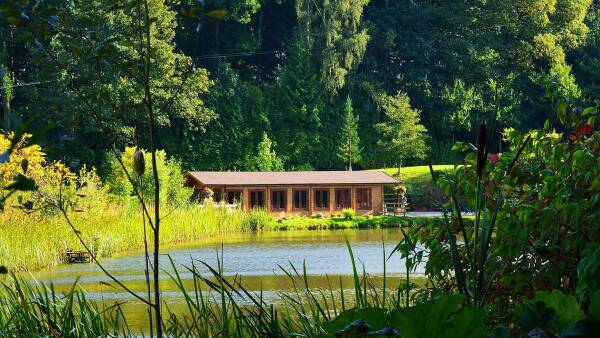 Building by the lake at Bodenham Arboretum